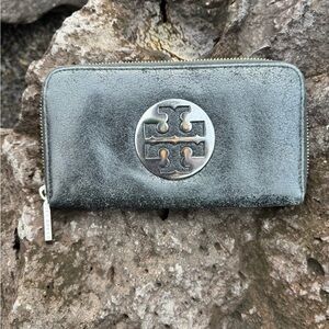 Tory Burch FAIR CONDITION Amanda Black Leather Zip Around Wallet Silver Logo